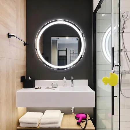 Moxy 3*