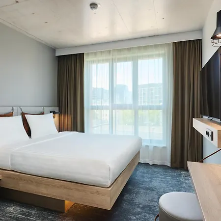 Moxy 3*