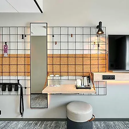 Moxy 3*