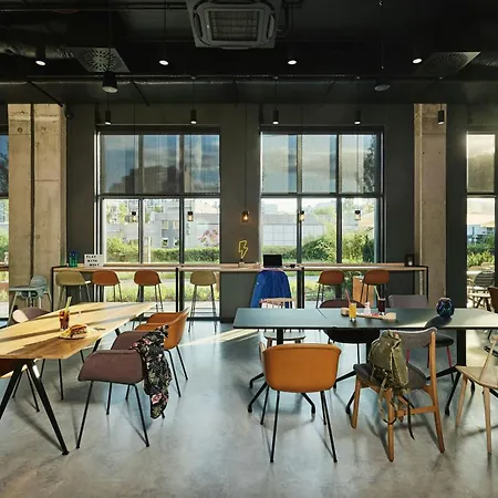 Отель Moxy 3*