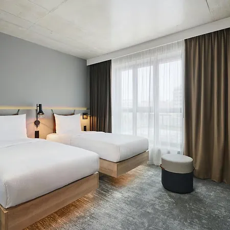 Moxy 3*